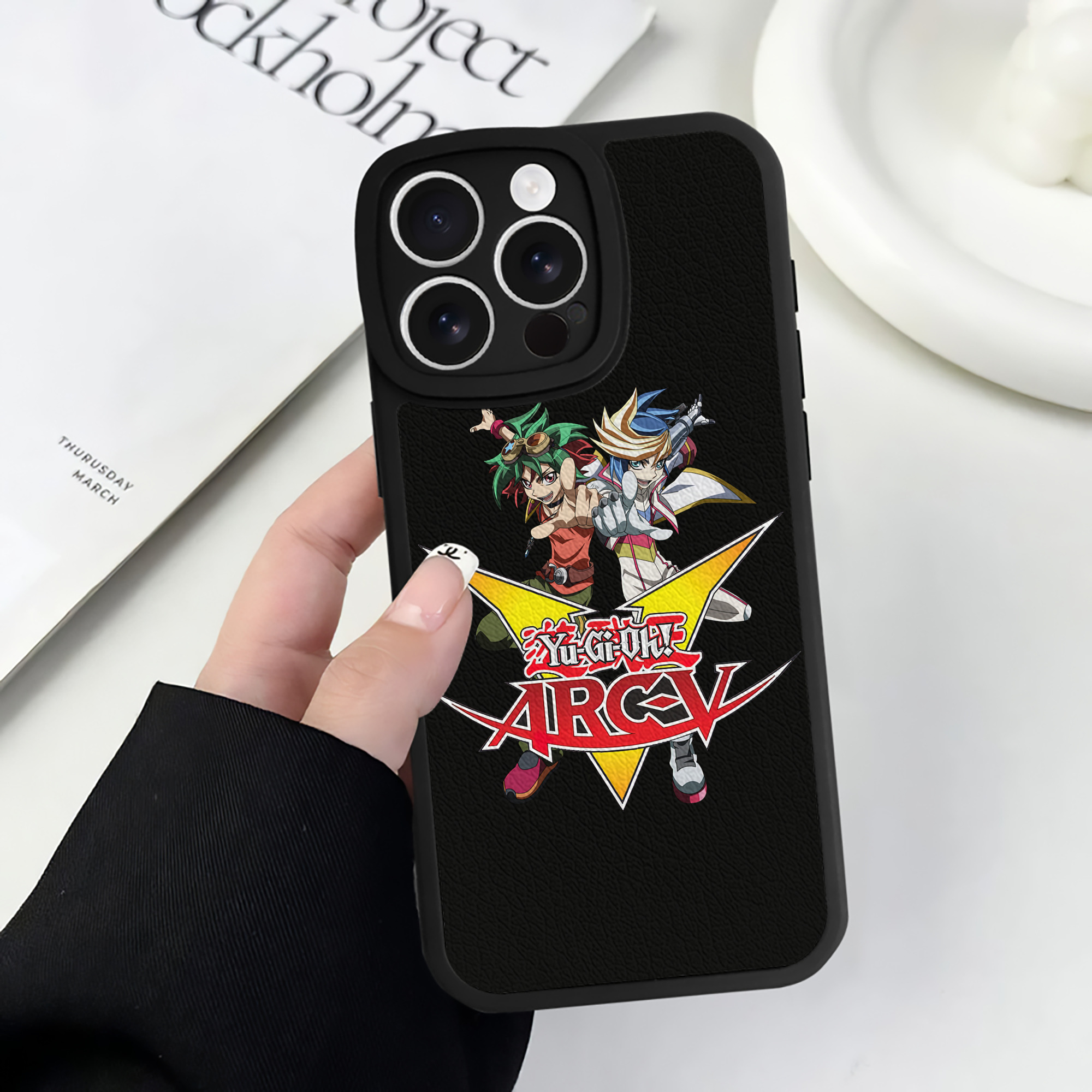 遊☆戯☆王 Yu-Gi-Oh! 【iPhone 16シリーズ対応】シリコンスマホケース（レザー調） 材質：シリコン